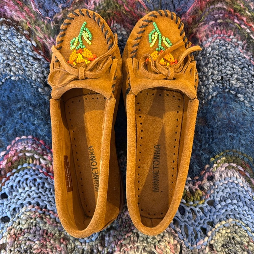 NWOT minnetonka moccasin size 6.